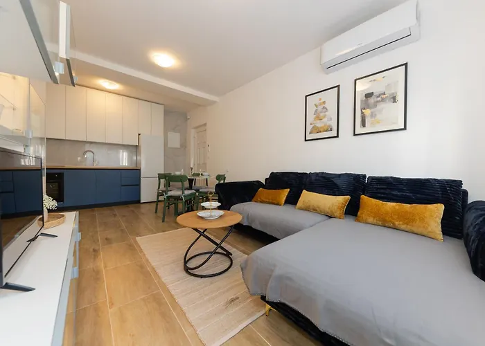 House Niko T With 6 Apartments