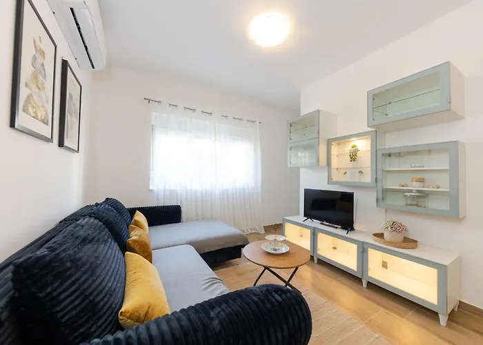 House Niko T With 6 Apartments