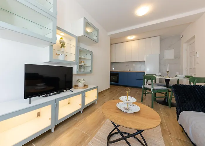 House Niko T With 6 Apartments