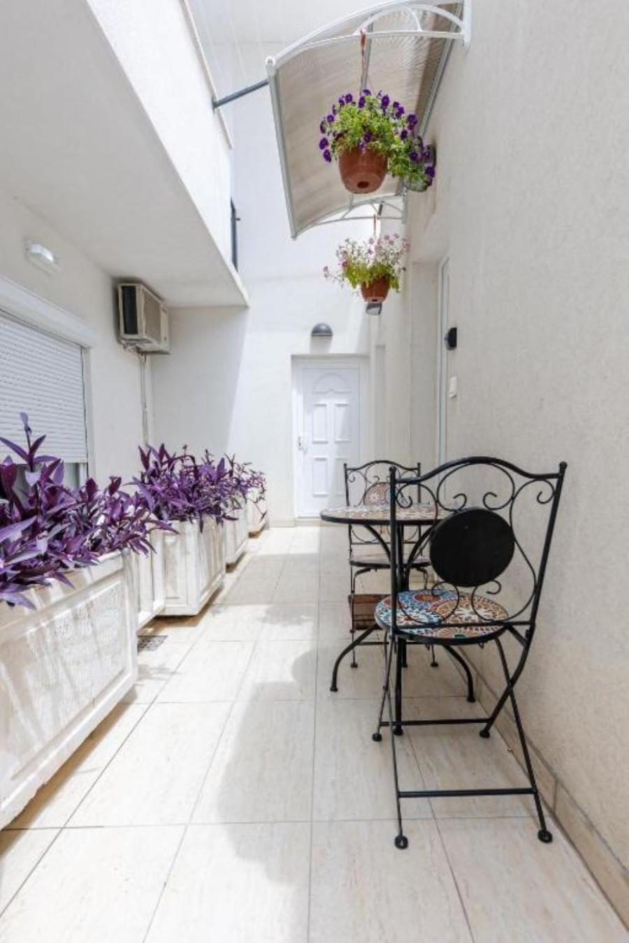 House Niko T With 6 Apartment