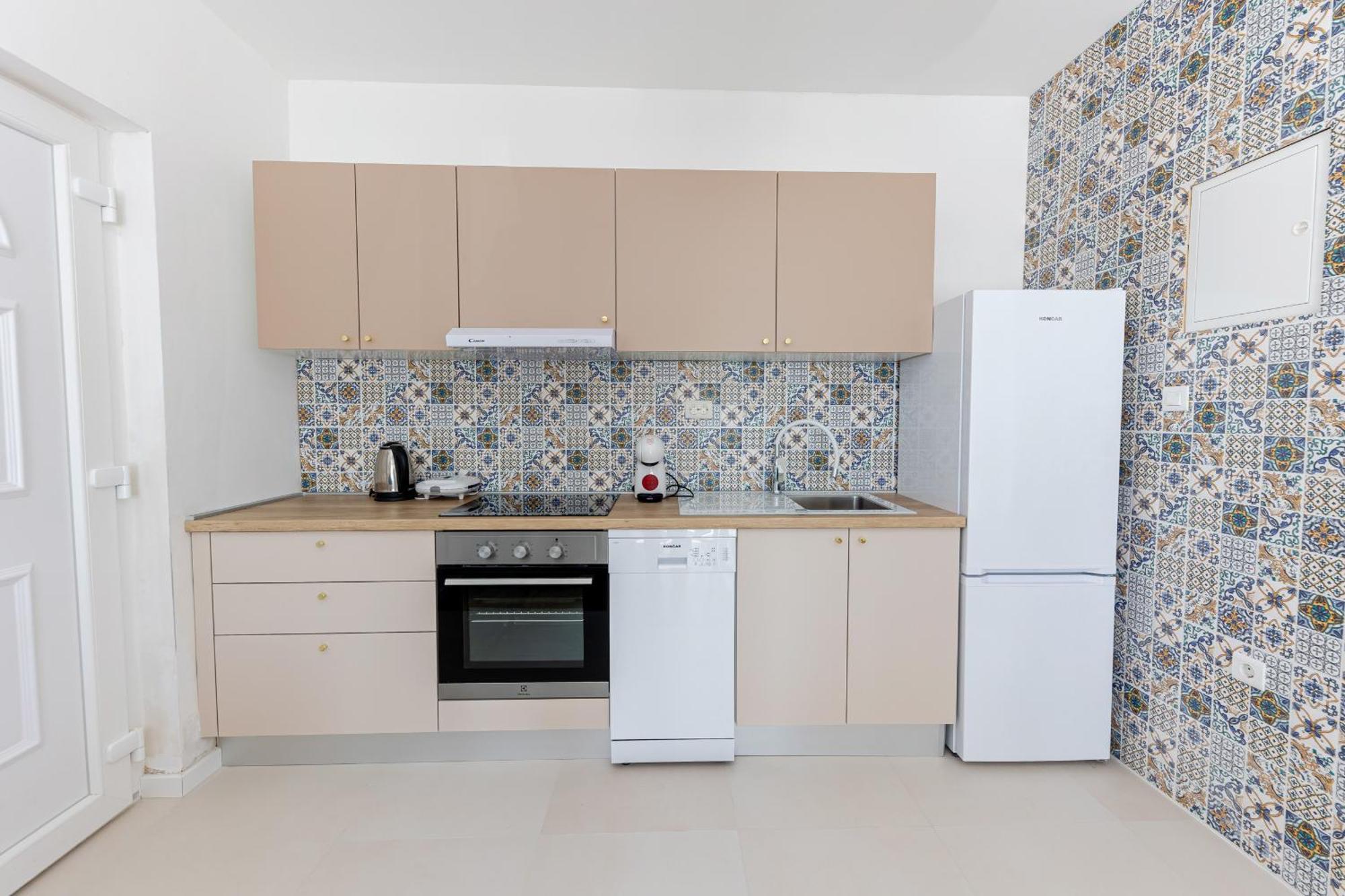 House Niko T With 6 Apartment Split