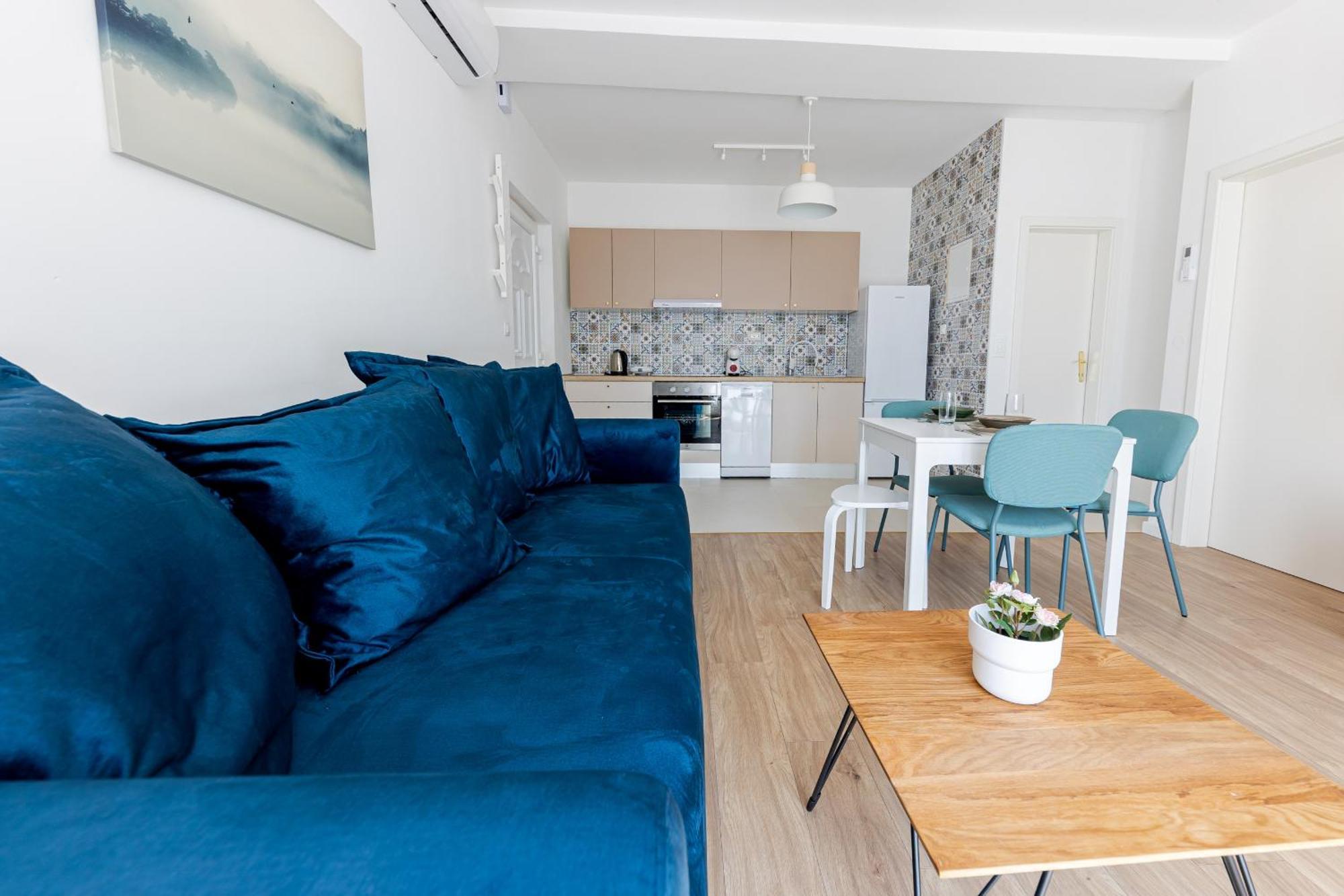 House Niko T With 6 Apartment