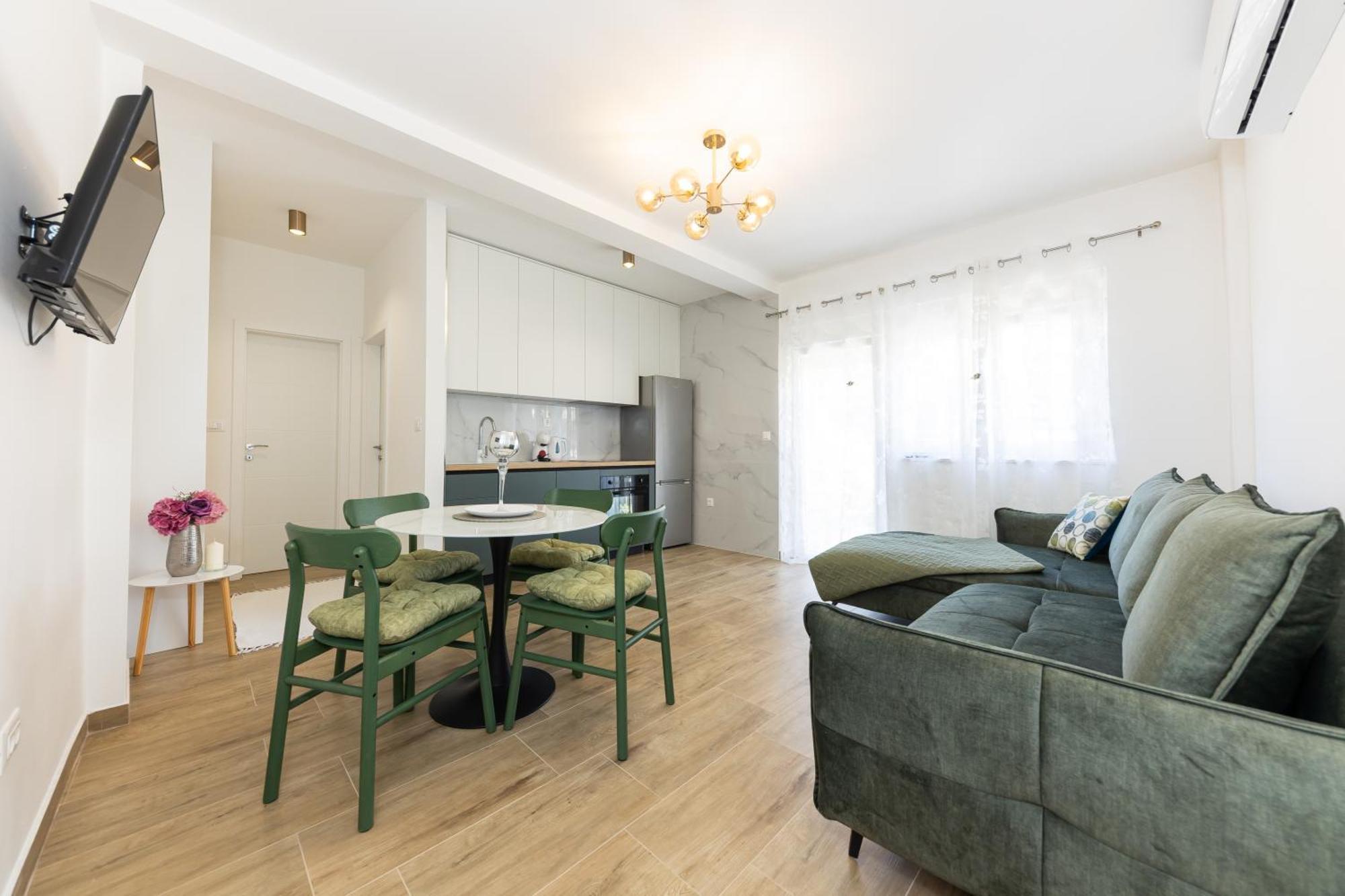 House Niko T With 6 Apartment Split