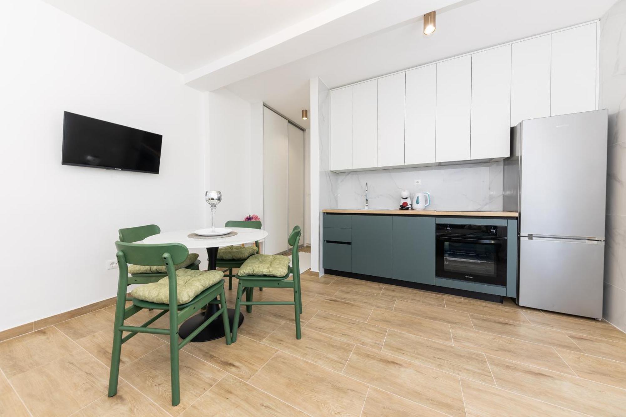 House Niko T With 6 Apartment Split