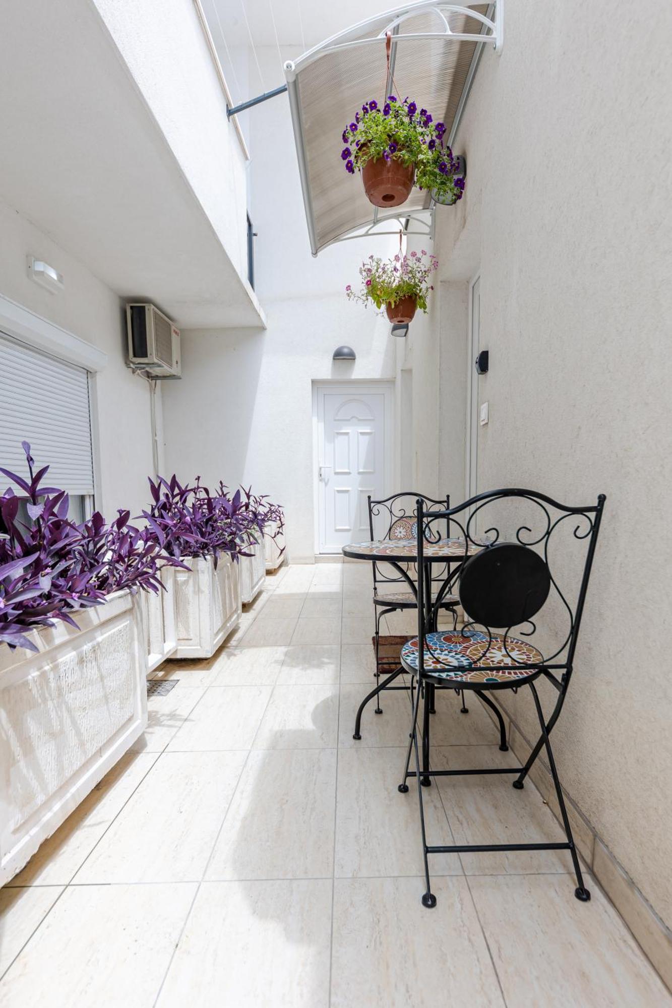 House Niko T With 6 Appartement